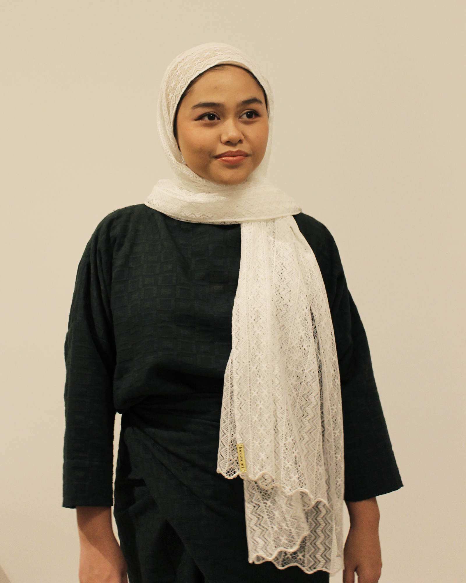 Madeline Lace Shawl in Offwhite - Image 2