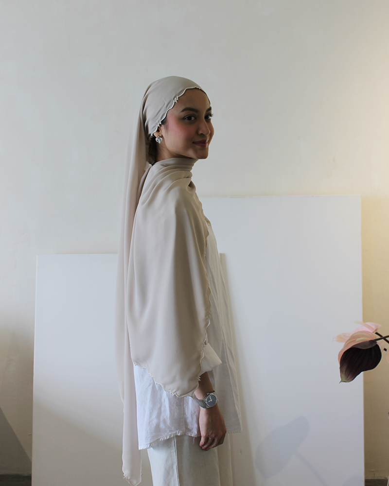 Tiara in Beige - Image 3